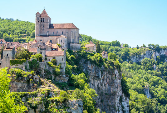 Saint Cirq Lapopie. Eglise fortifiée du village. Lot. Occitanie