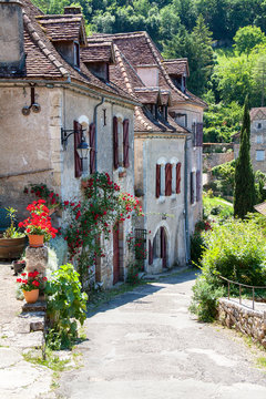 Saint Cirq Lapopie. Rue du village. Lot. Occitanie