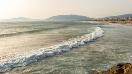 fale rozbijają się o brzeg podczas wietrznego wieczoru © Kamil_k2p