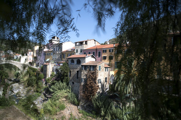 Fototapeta premium Blick auf Wohnhäuser der Stadt Dolcedo in Ligurien