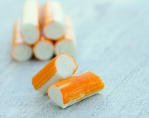 bâtons de surimi,poisson ,sur fond bois