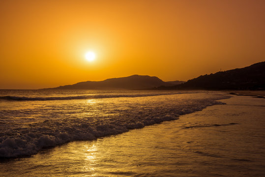 Niesamowity zachód słońca na plaży w Hiszpanii