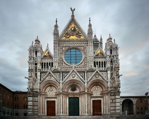 Fototapeta na wymiar Siena Cathedral in an overcast day