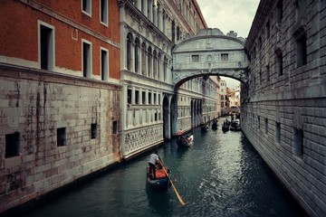 Obraz premium Gondola in canal with Bridge of Signs