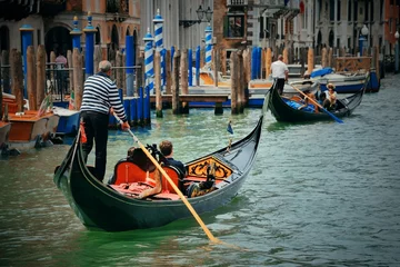 Foto op Plexiglas Gondel in kanaal in Venetië © rabbit75_fot