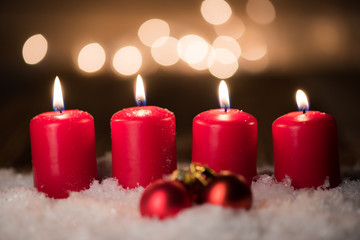 4 rote weihnachtskerzen