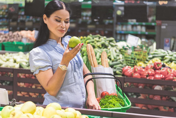 Obraz premium Cheerful female making purchase of fruit