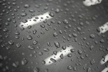 Wassertropfen_auf_Lack