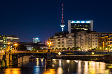 Fernsehturm und Regierungsviertel in Berlin bei Nacht