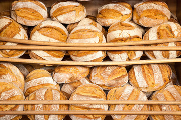Pane appena sfornato dal forno a legna