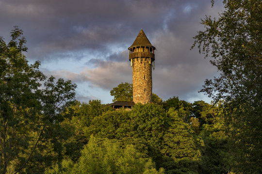 Wildenburgturm unter dunklen Wolken in der Abendsonne, Hunsr&uuml;ck, Deutschland