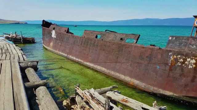 Заброшенные корабли на берегу острова Ольхон, озеро Байкал