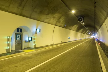Crédence de cuisine en verre imprimé Tunnel Sortie de secours dans le tunnel routier.