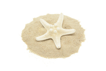 Estrella de mar y arena sobre fondo blanco
