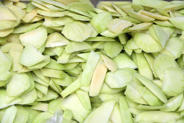 Mango cut into pieces, the taste is sour, for eat with sweet sauce.