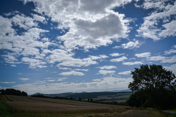 Blauer Himmel &uuml;berm Land