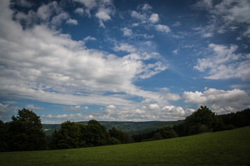 Blauer Himmel &uuml;berm Land