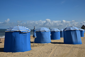 Tentes de plage bleues à Blonville-sur-Mer en Normandie en été, France