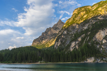 lago italia paesaggio italiano acqua montagna dolomiti natura blu di tirolo estate viaggio foresta...