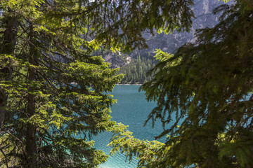 Fototapeta na wymiar lago italia paesaggio italiano acqua montagna dolomiti natura blu di tirolo estate viaggio foresta europa autunno roccia scenico scenario