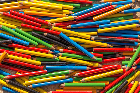 un tas de crayons de couleurs m&eacute;lang&eacute;s