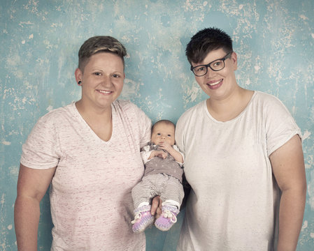 lesbisches Elternpaar mit Baby