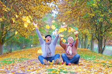 aktives älteres Paar hat Spaß im Herbst