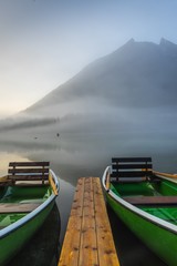 Boote am Hintersee bei Sonnenaufgang