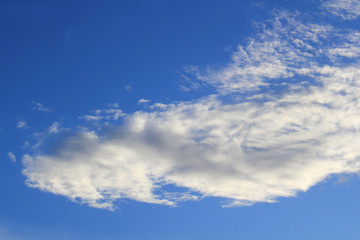 Atardecer con nubes blancas