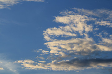Atardecer con nubes blancas