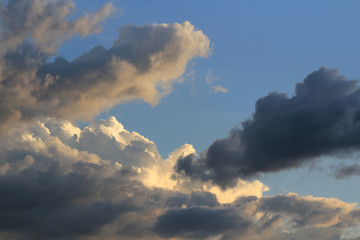 Atardecer con nubes blancas
