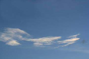 Atardecer con nubes blancas