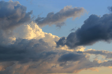 Atardecer con nubes blancas