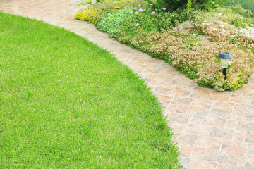 Obraz premium Beautiful walkway in garden