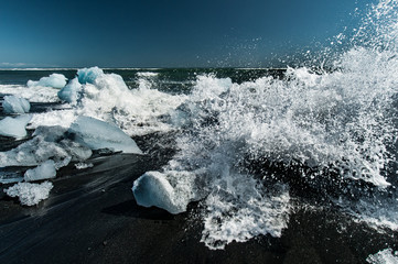 Blocs de glace rejetés sur la plage à proximité du Jökulsárlón en Islande