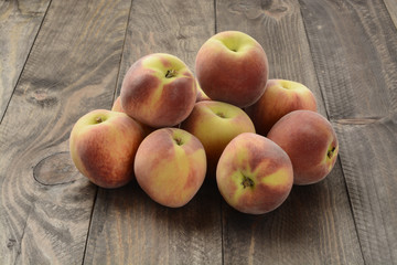 Melocotones rojos sobre fondo de madera