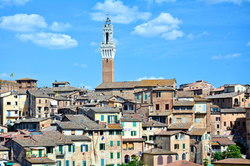 Fototapeta na wymiar Citta di Siena, edifici medievali in Toscana italia