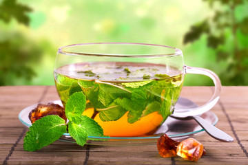 frischer Minztee im Herbst