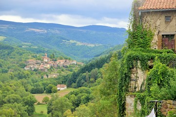 Obraz premium Vue sur le village dans la vallée