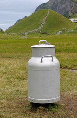 Obraz premium Milchkanne auf der Engstligenalp