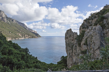 Fototapeta na wymiar Italien Sardinien Bergkulisse Küste