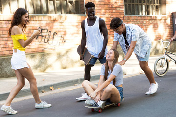 Obraz premium Group of active teenagers making recreational activity in an urban area.
