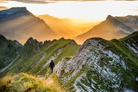 Mann auf dem Gipfel, Brienzer Rothorn Grat, Alpen Berner Oberland, Schweiz