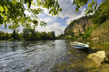 Barque sur la Dordogne à La Roque-Gageac (24250),  département  de la Dordogne en région Nouvelle-Aquitaine, France