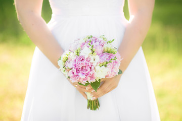 Obraz na płótnie Canvas Букет невесты из розовых пионов