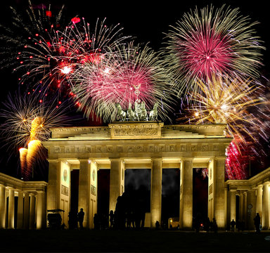 Feuerwerk über dem Brandenburger Tor in Berlin