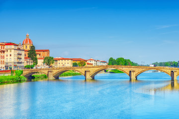 Fototapeta na wymiar Beautiful panoramic view of the Arno River and the town of Renaissance Italy - Florence. Italy.