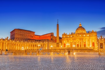 Fototapeta na wymiar St. Peter's Square and St. Peter's Basilica, Vatican City in the evening time.Italy.