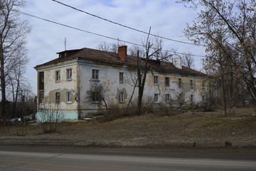 Fototapeta na wymiar Старый двухэтажный дом через дорогу