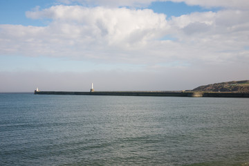 Obraz premium Lighthouses at piers in Aberdeen Harbour entrance